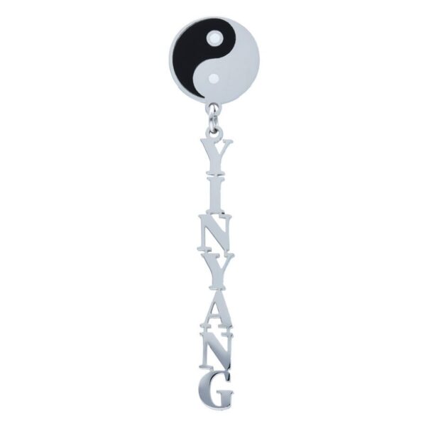 Pendientes de plata Yin Yang con colgante sobre fondo blanco