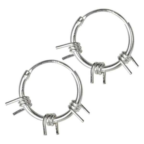 Dos pendientes plateados con diseño de doble malla sobre fondo blanco
