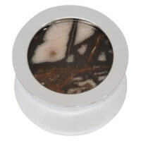 Plug de plata de acero quirúrgico con incrustación redonda de Outback Jasper sobre fondo blanco