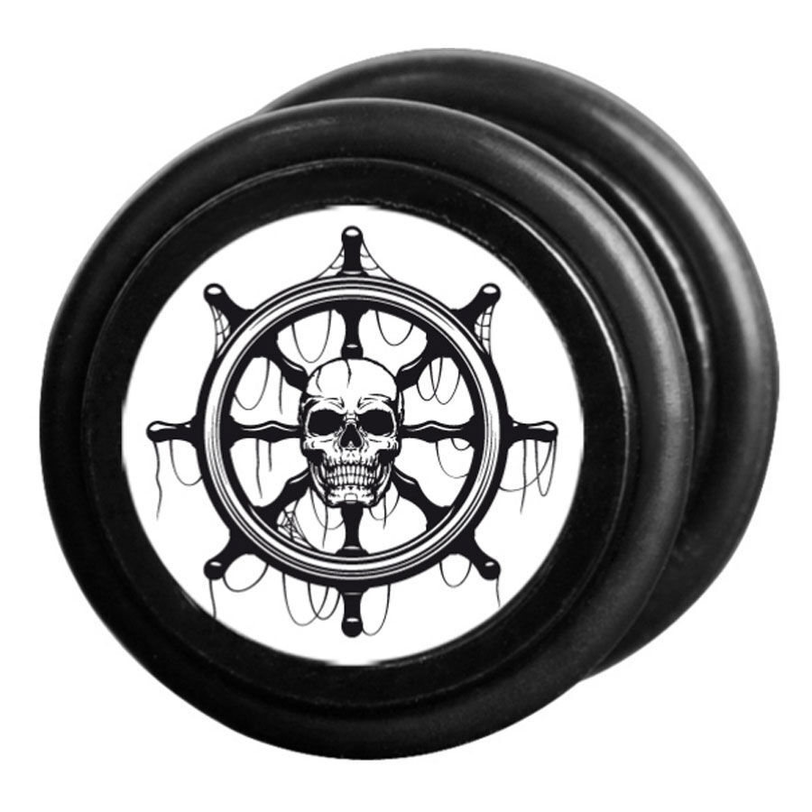 Pendiente Fake Plug Negro Sailor Skull Fake Plug negro con calavera y timón sobre fondo blanco