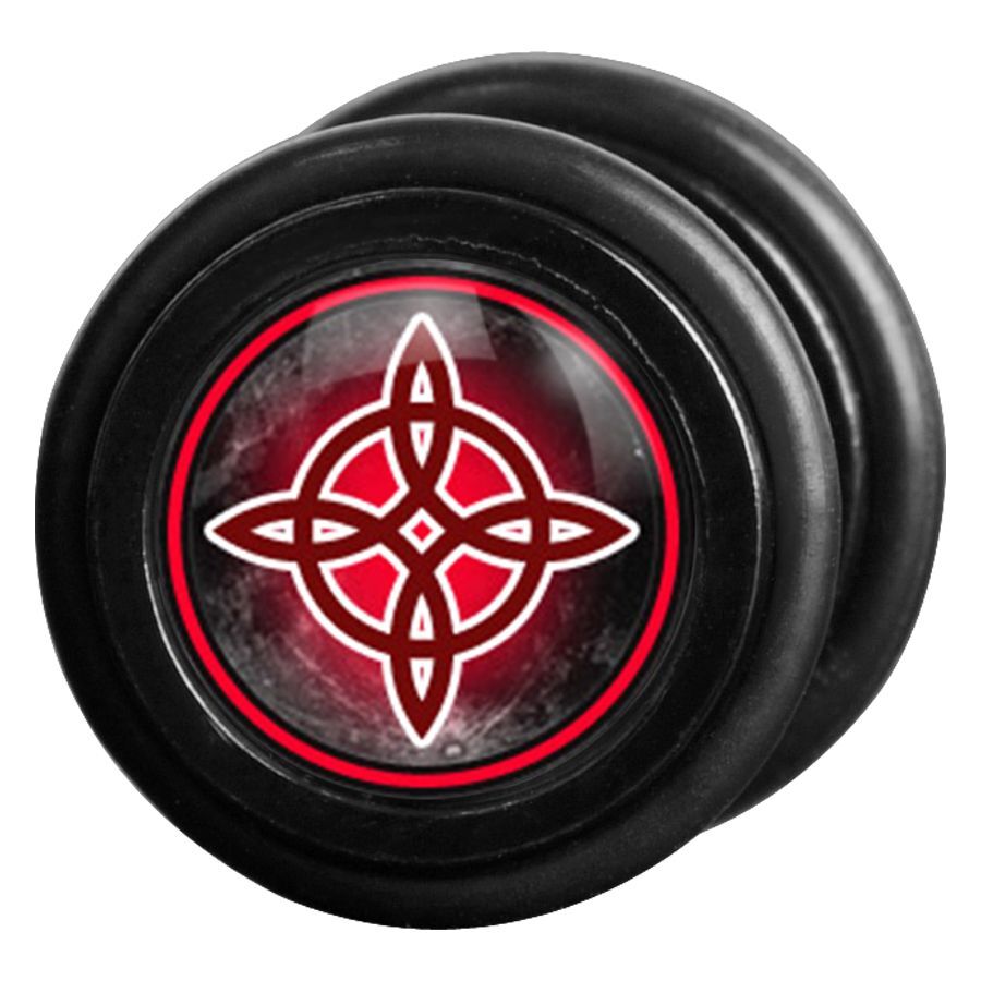 Schwarzer Fake Plug mit rotem Witches Knot Design auf weißem Hintergrund