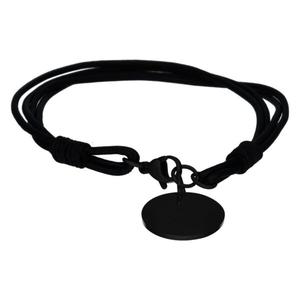 Pulsera negra con colgante redondo sobre fondo blanco