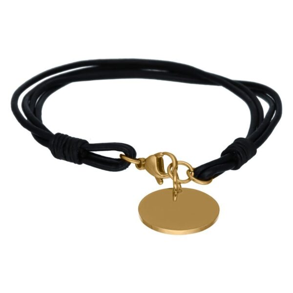 Pulsera de cuero negro con colgante redondo dorado sobre fondo blanco