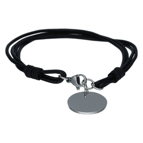 Pulsera de cuero negro con placa redonda de plata grabable sobre fondo blanco