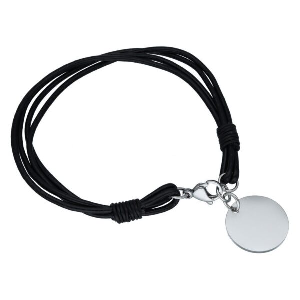Pulsera negra con placa plateada grabable sobre fondo blanco