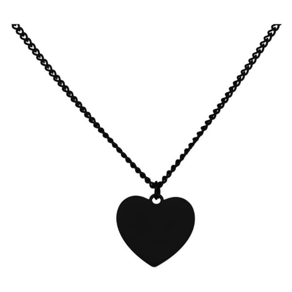 Cadena negra de acero quirúrgico con colgante de corazón grabable sobre fondo blanco