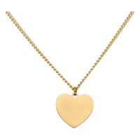 Collar de oro grabable con colgante de corazón Collar de oro con colgante de corazón grabable sobre fondo blanco