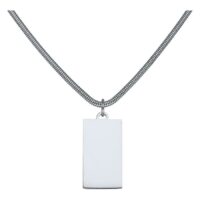 Cadena plateada con colgante rectangular de acero quirúrgico sobre fondo blanco