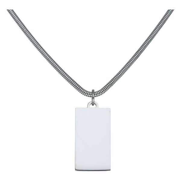 Cadena plateada con colgante rectangular de acero quirúrgico sobre fondo blanco