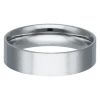 Anillo básico plateado grabable de acero quirúrgico brillante sobre fondo blanco