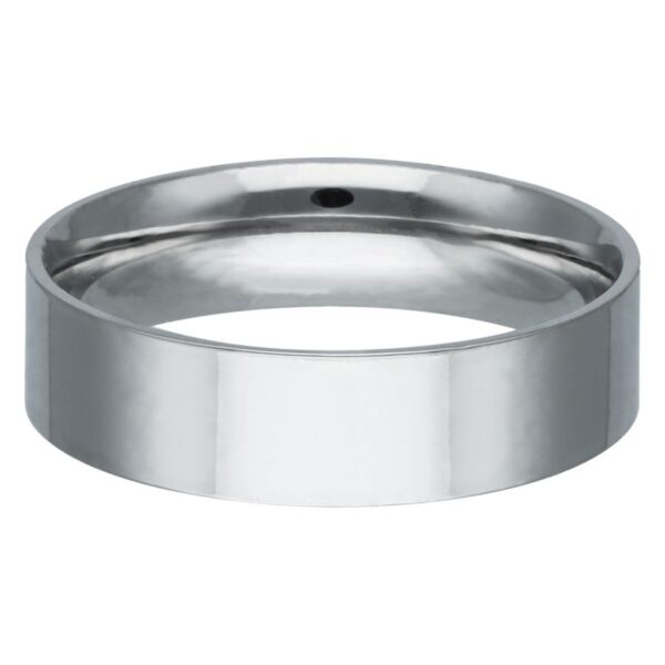 Anillo básico plateado grabable de acero quirúrgico brillante sobre fondo blanco