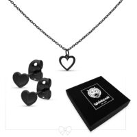 Conjunto de collar de corazón negro con pendientes sobre fondo blanco
