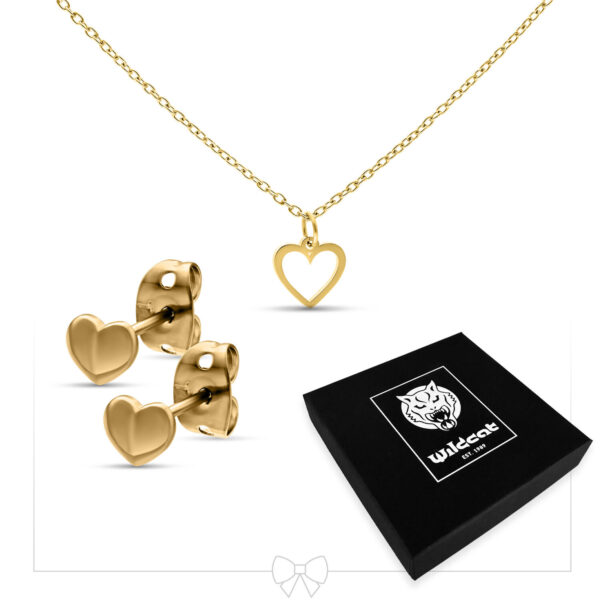 Conjunto de joyas de corazón dorado con cadena y pendientes sobre fondo blanco