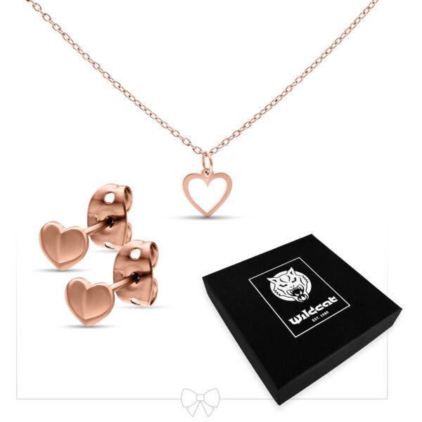 Conjunto de joyas de corazón en oro rosa con cadena y pendientes sobre fondo blanco