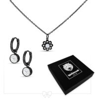 Conjunto de joyas de flores de cristal negro con pendientes Collar y pendientes de flores de cristal negro sobre fondo blanco