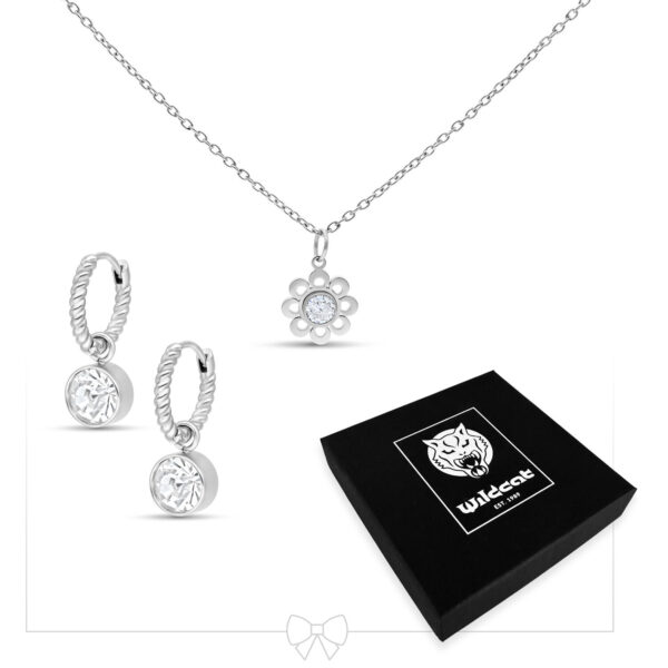 Collar plateado con colgante de flores y aros a juego sobre fondo blanco