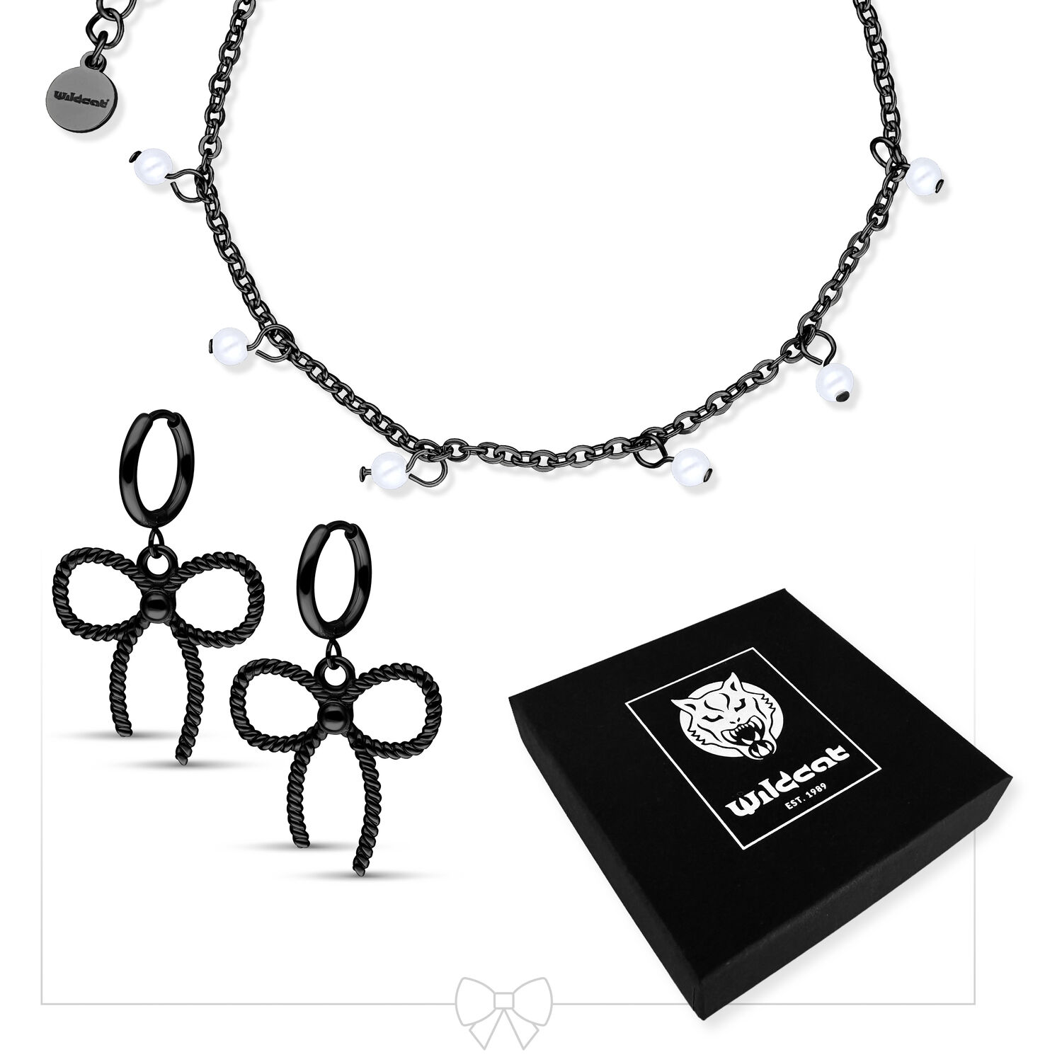 Pulsera de perlas negras con pendientes de lazo Pulsera de perlas negras con pequeñas perlas y pendientes de lazo negros sobre fondo blanco