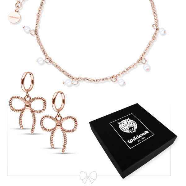 Pulsera con pequeñas perlas y pendientes de lazo en oro rosa sobre fondo blanco