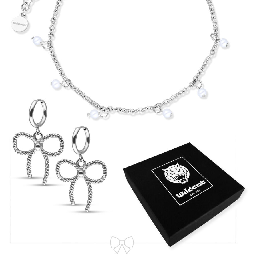 Pulsera de plata con perlas y pendientes de lazo sobre fondo blanco