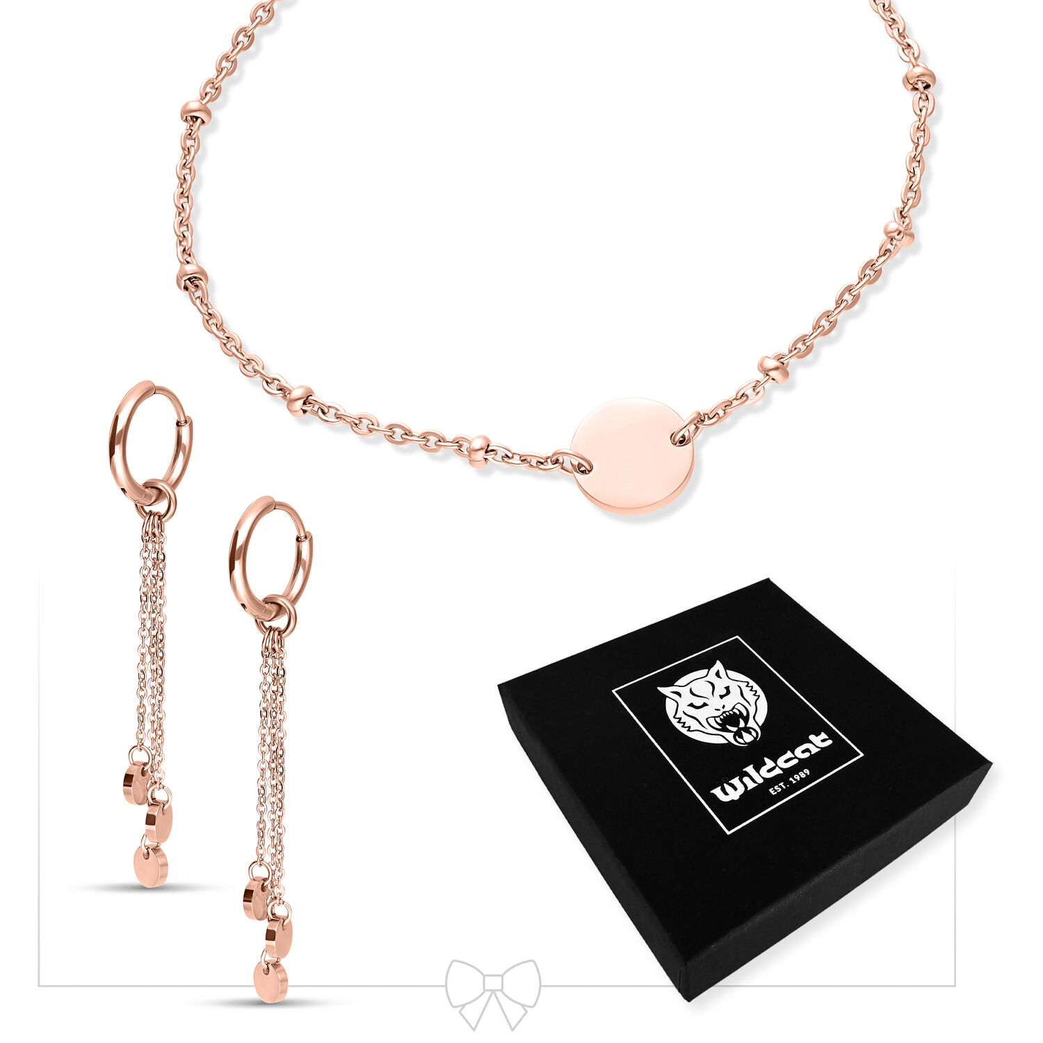 Pulsera de oro rosa con plaquitas y pendientes a juego sobre fondo blanco