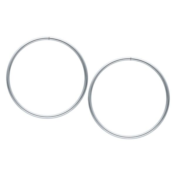 Dos grandes aros plateados de acero quirúrgico sobre fondo blanco