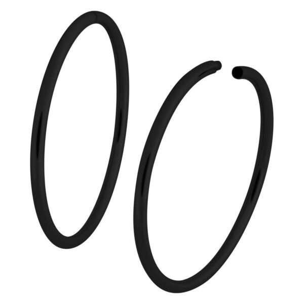 Dos grandes aros huecos negros de acero quirúrgico sobre fondo blanco