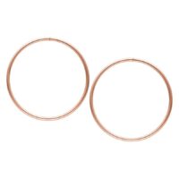 Zwei große, hohle Creolen in Roségold auf weißem Hintergrund