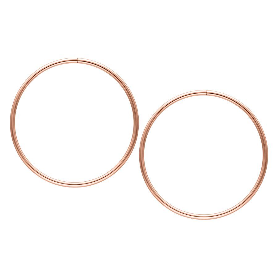 Zwei große, hohle Creolen in Roségold auf weißem Hintergrund