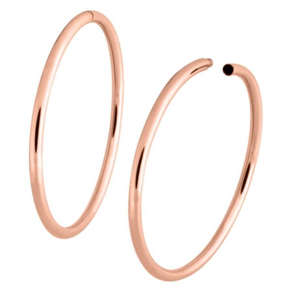 Grandes aros huecos en oro rosa, brillantes, de acero quirúrgico 316L, sobre fondo blanco