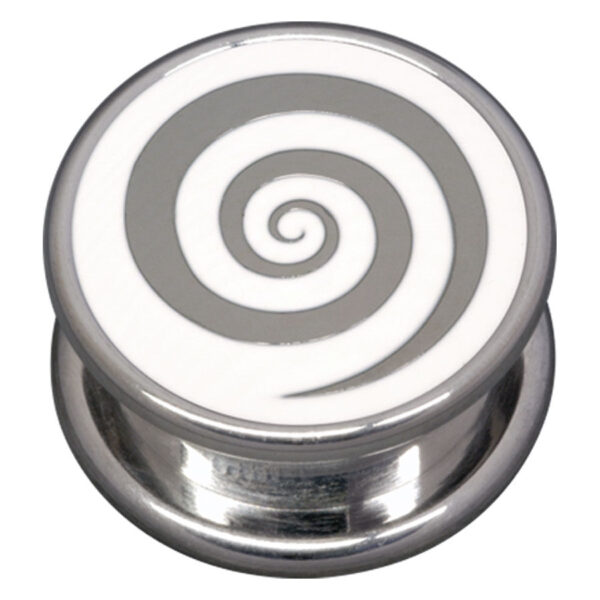 Plug de oreja plateado con grabado en espiral blanco y gris sobre fondo neutro
