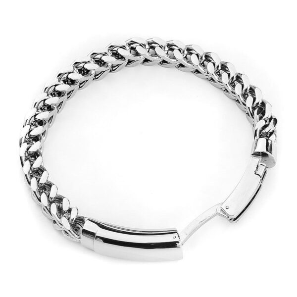 Pulsera brillante plateada de acero quirúrgico sobre fondo blanco