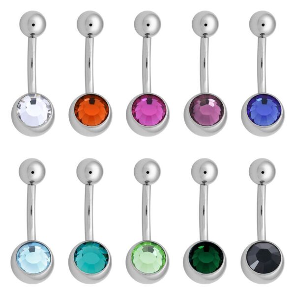 Piercing de ombligo plateado con cristales de colores sobre fondo blanco