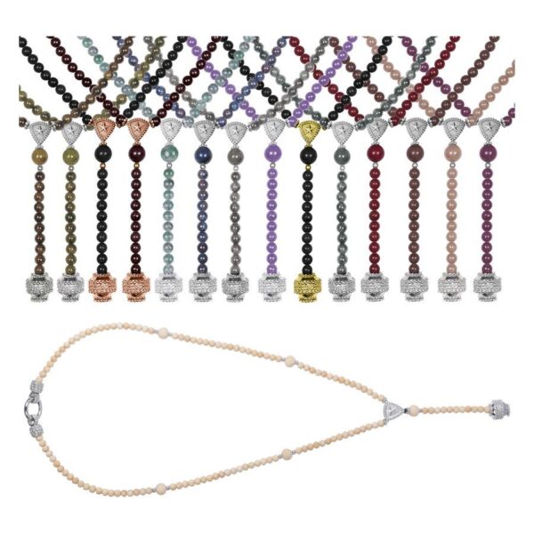 Varias cadenas en beige, azul, marrón, gris y rojo con colgantes sobre fondo blanco