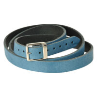 Pulsera de cuero turquesa oscuro con hebilla plateada sobre fondo blanco