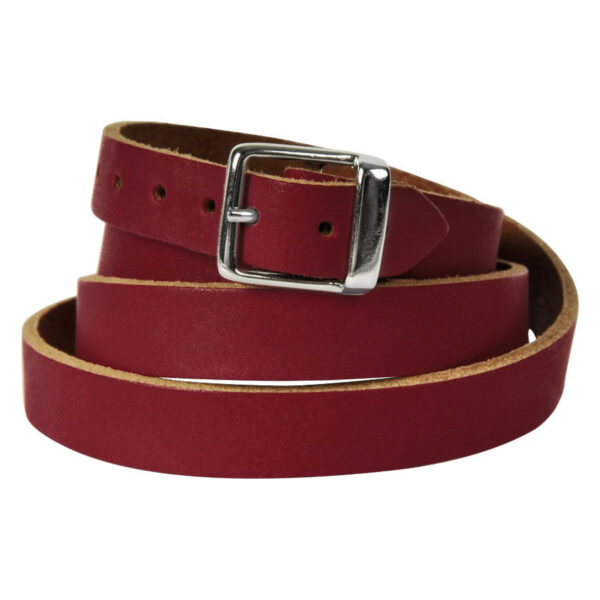Pulsera de cuero roja de Wildcat, enrollada con cierre metálico plateado, sobre fondo blanco