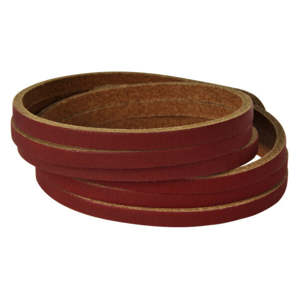 Pulsera de cuero roja enrollada tres veces sobre fondo blanco