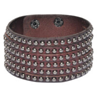 Pulsera de cuero marrón con varias filas de tachuelas metálicas sobre fondo blanco
