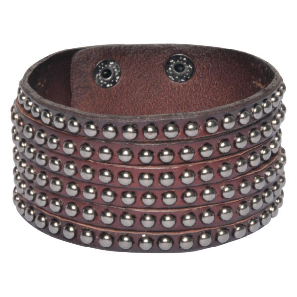 Pulsera de cuero marrón con varias filas de tachuelas metálicas sobre fondo blanco