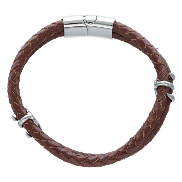Pulsera de cuero sintético marrón trenzado con cierre magnético plateado sobre fondo blanco
