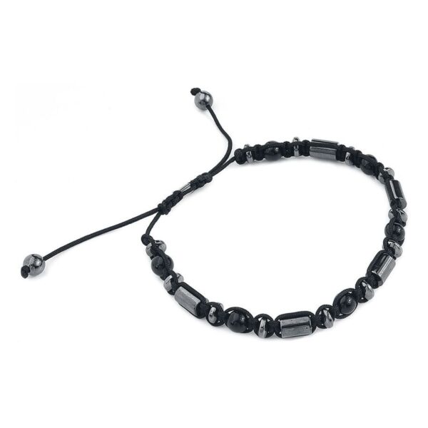 Pulsera de nailon negro con piedras negras sobre fondo blanco