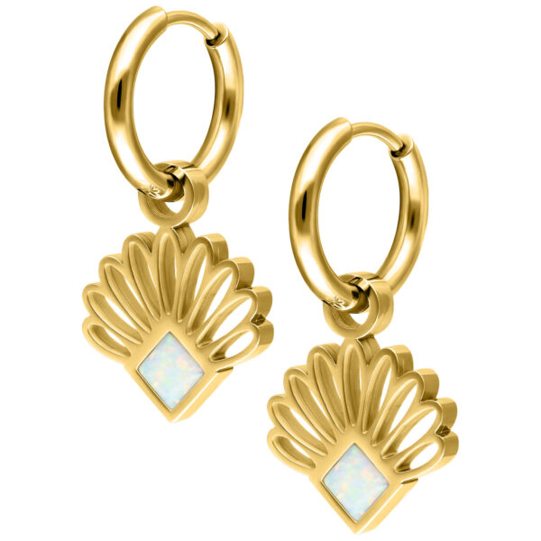 Par de pendientes dorados con diseño de abanico y piedra de ópalo sobre fondo blanco