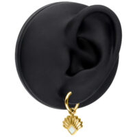 Aros de oro con opalo y diseño de abanico Aro dorado con ópalo sintético y diseño de abanico en modelo de oreja negra