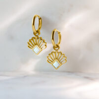 Aros de abanico de ópalo dorado de acero quirúrgico Dos aros dorados con diseño de abanico opalino sobre fondo claro