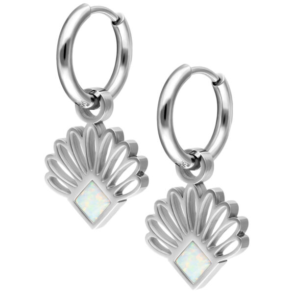 Aros plateados con colgante en forma de abanico y opalo sobre fondo blanco