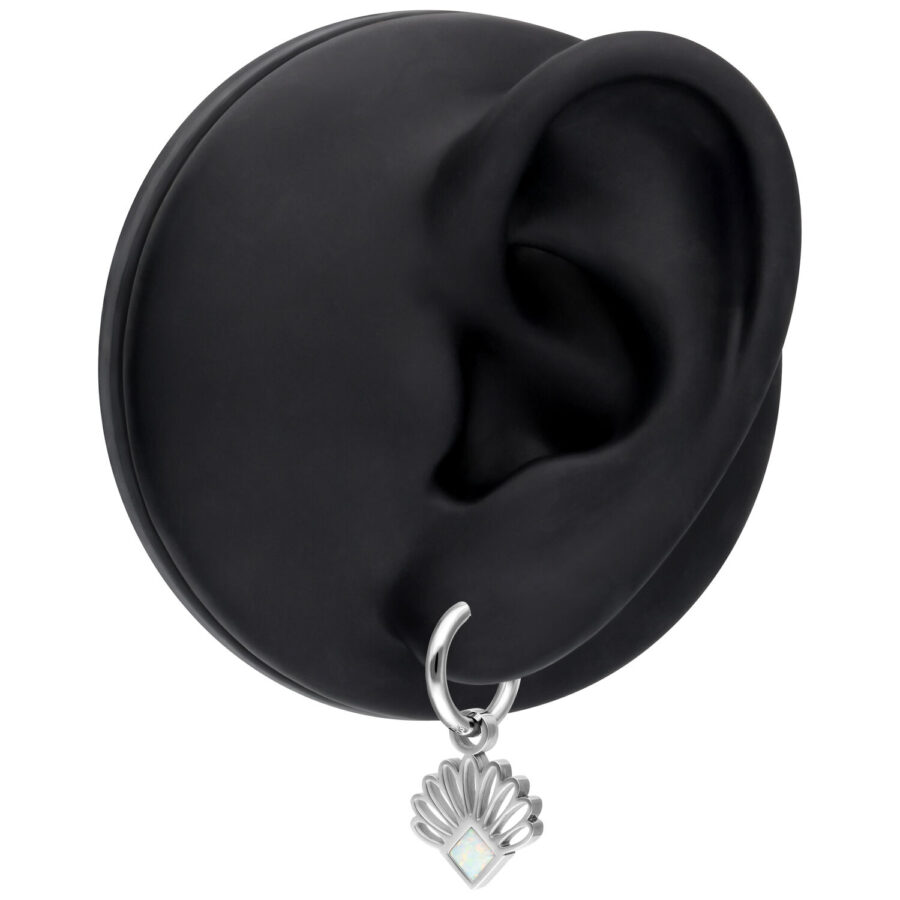 Pendientes de ópalo plateados en forma de abanico en un modelo de oreja negra