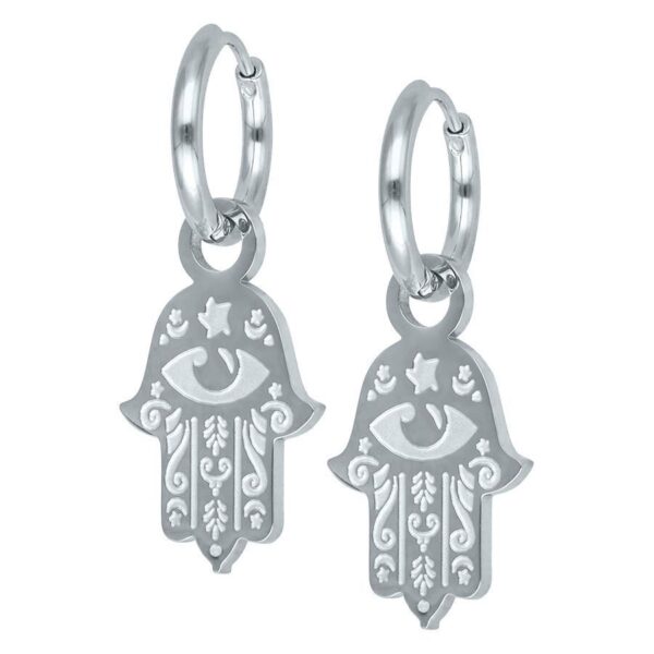 Dos aros plateados con colgantes de Mano de Hamsa sobre fondo blanco