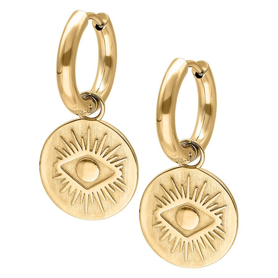 Pequeños pendientes dorados con diseño de ojo, superficie brillante, fondo blanco