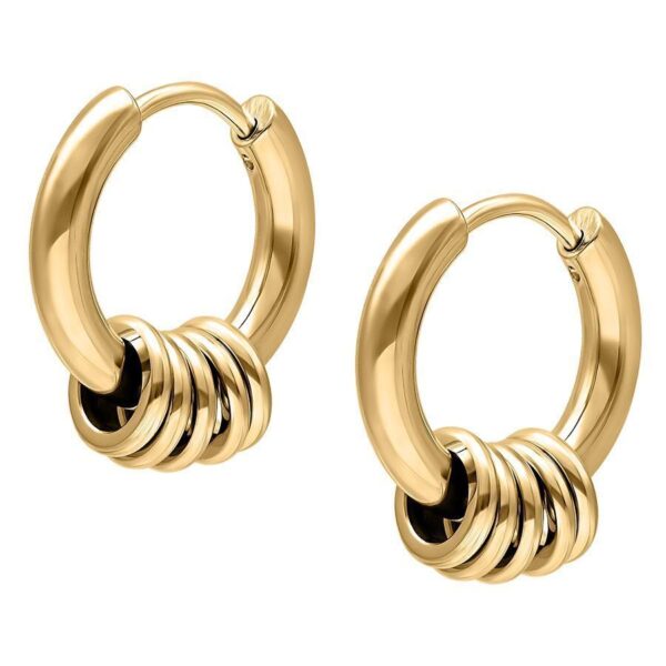 Aros dorados con cinco pequeños anillos sobre fondo blanco