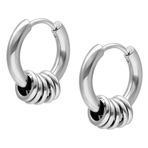 Dos aros plateados con cinco anillos cada uno sobre fondo blanco