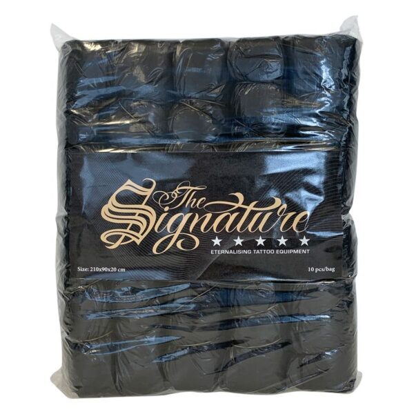Protector de colchón negro en empaque con inscripción dorada 'The Signature'